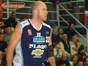 Quilmes espera a Nelson y busca alero for�neo