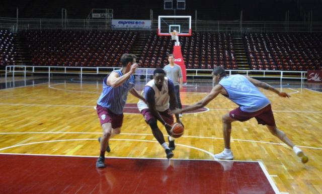 Primera pr�ctica de Ricky Harris con Los Infernales