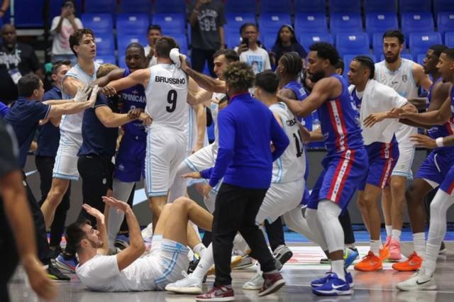 Argentina con tres jugadores menos y sanciones econmicas