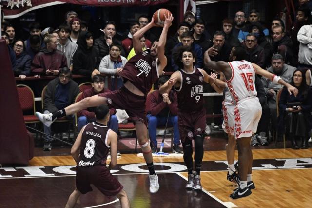 Merchant abri� la puerta del ascenso